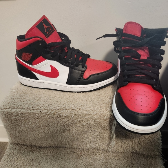 Jordan 1 Mid White Black Red Size 8 - Picture 3 of 5
